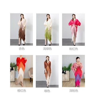 Đầm Miyake cổ chữ V tay búp bê với họa tiết xếp ly lớn, phong cách thanh lịch