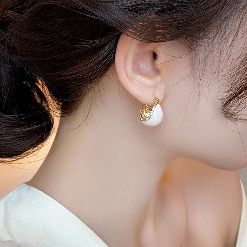 Men trắng đính kim cương, bông tai kiểu Pháp mới