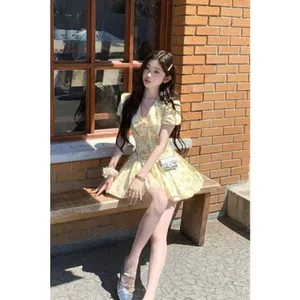 Đầm xếp ly eo hẹp màu vàng nhạt kiểu Pháp Nữ mùa hè Phong cách mới Hot Girl Slim-