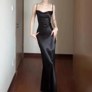 Váy satin sling phong cách hot girl năm 2024, dáng ôm body