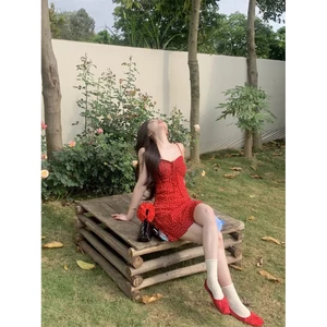 Váy dây ngắn màu đỏ cho kỳ nghỉ bên bờ biển, gợi cảm và sang trọng, có eo ố và in hoa