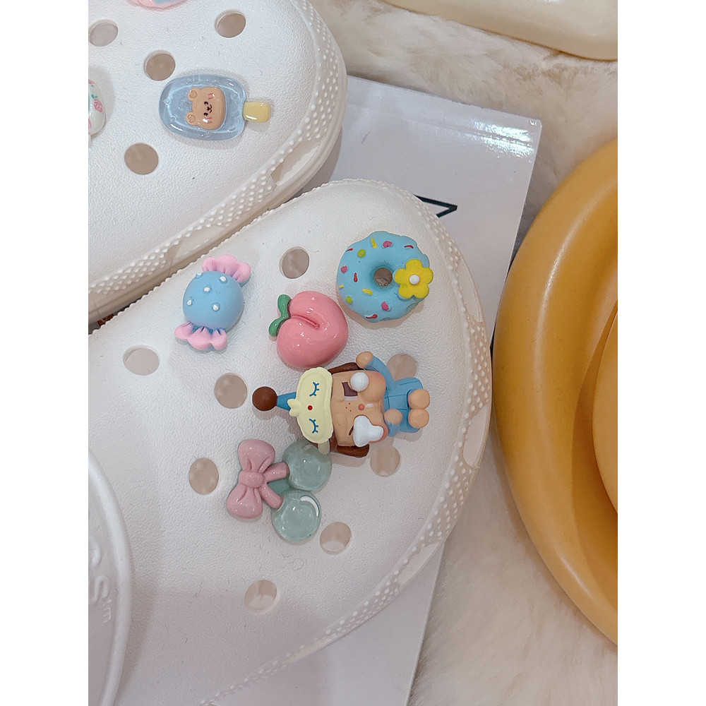 Thích hợp cho phụ kiện giày lỗ cá sấu Pop Mart Crybaby, hoa ba chiều dễ thương, có thể tháo rời