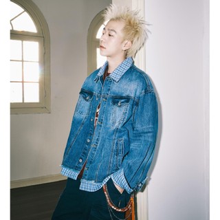 Áo khoác denim nam thiết kế cổ gập lại, phong cách unisex chất lượng cao từ thương hiệu Mỹ.