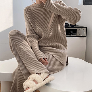 Set đồ nữ sang chảnh phong cách Pháp áo len xẻ tà quần ống rộng hai món dệt kim thu đông ở nhà màu lạc đà xám thư giãn
