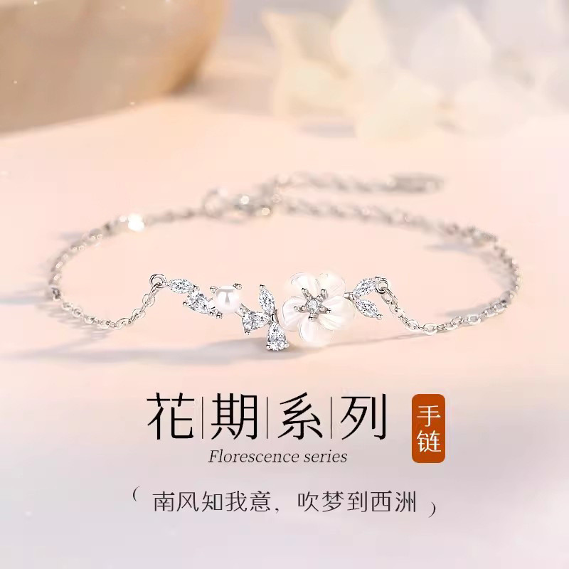 Vòng tay nhẹ nhàng sang trọng, tinh tế và ngọt ngào cho bé gái