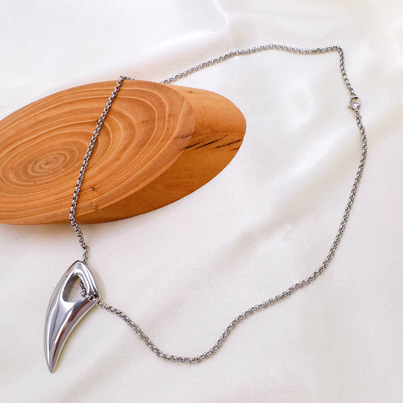 Mặt dây chuyền thép titan fang retro, thép không gỉ, phù hợp thời trang nam và làm kỷ niệm