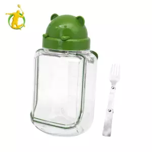 Bình Salad để chuẩn bị bữa ăn kèm hộp cơm trưa mở bên cho văn phòng tiệc ngoài trời