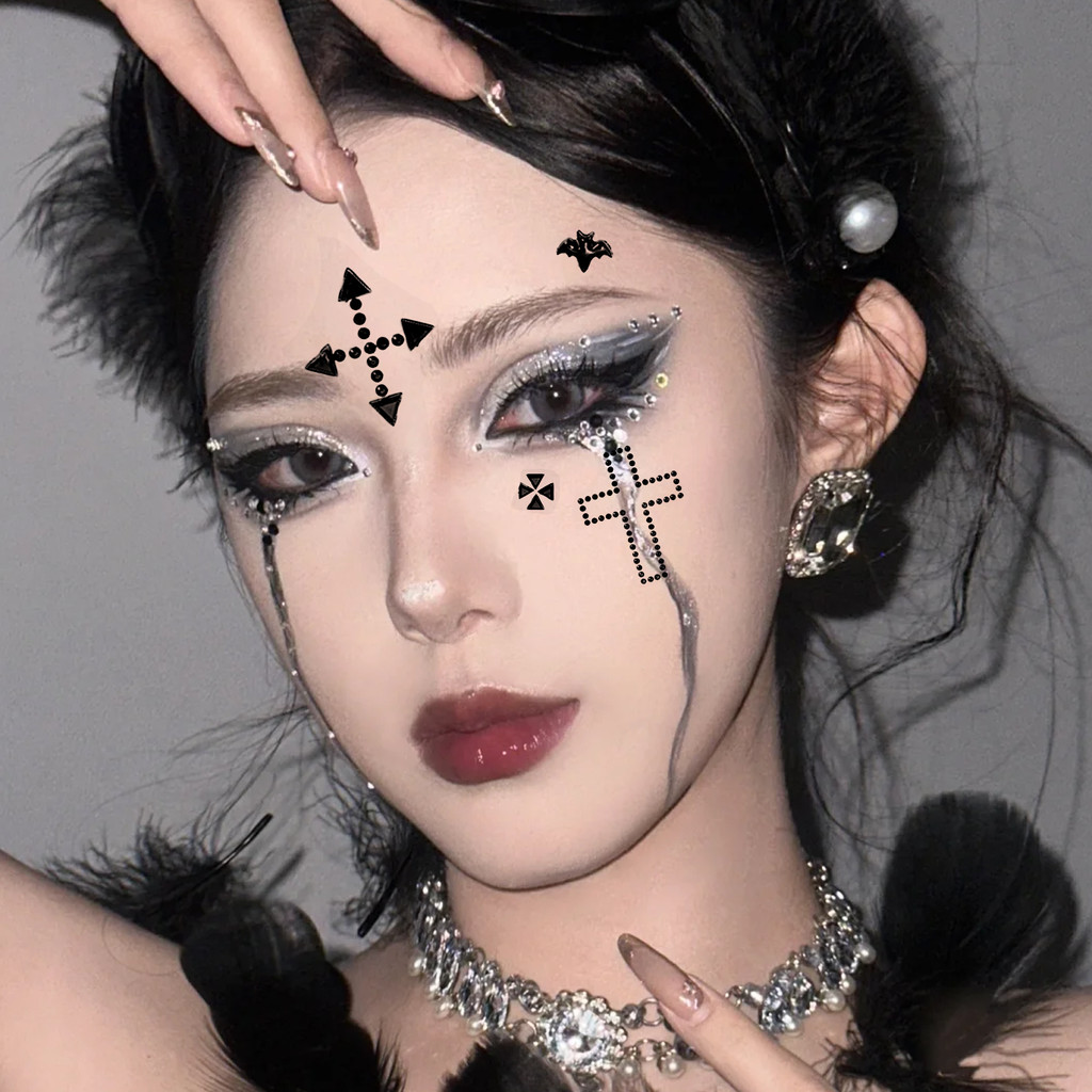 Nhãn mặt kim cương Halloween với thiết kế dơi Gothic và vết thương máu, màu đen và đỏ, phù hợp cho trang phục party và cosplay