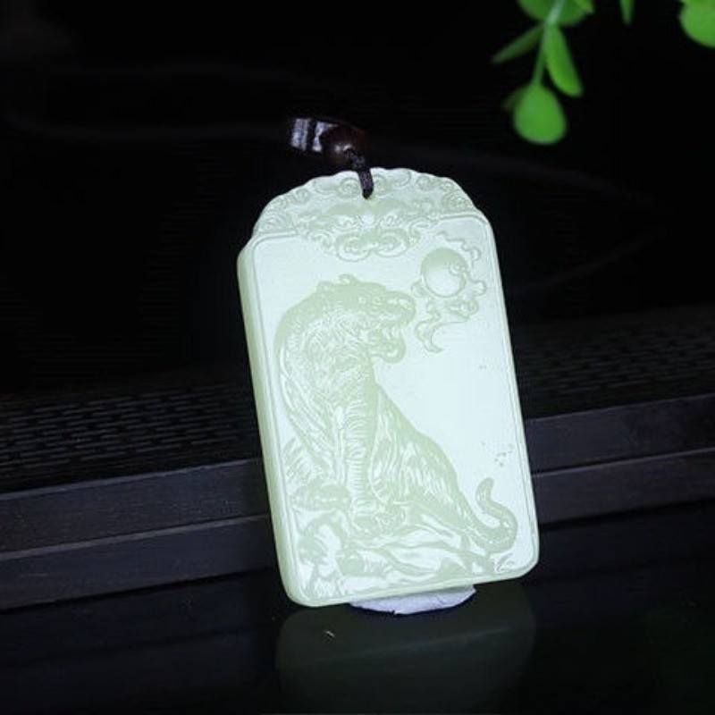 Mặt dây chuyền thiết kế hình hổ nam màu xanh trắng tự nhiên, phù hợp cho những chuyến leo núi