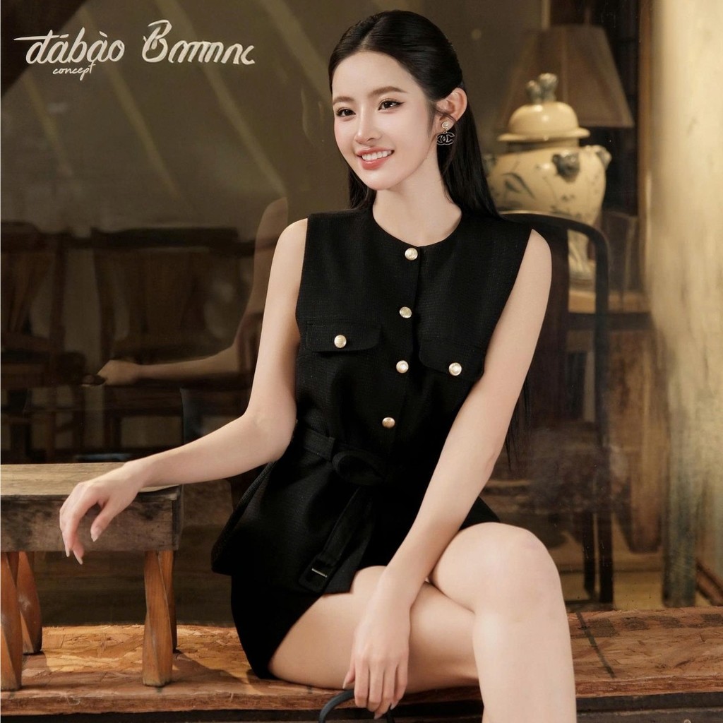 Set Khiết gồm quần short đen và áo đính nút ánh kim vàng kèm thắt lưng phong cách thanh lịch hiện đại KS306A