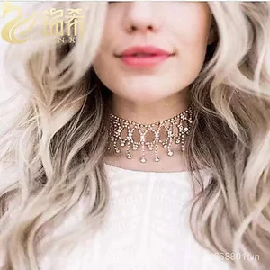 Vòng cổ thời trang với kim cương và đá đính cẩn thận, thiết kế rộng rãi, phù hợp xu hướng quốc tế