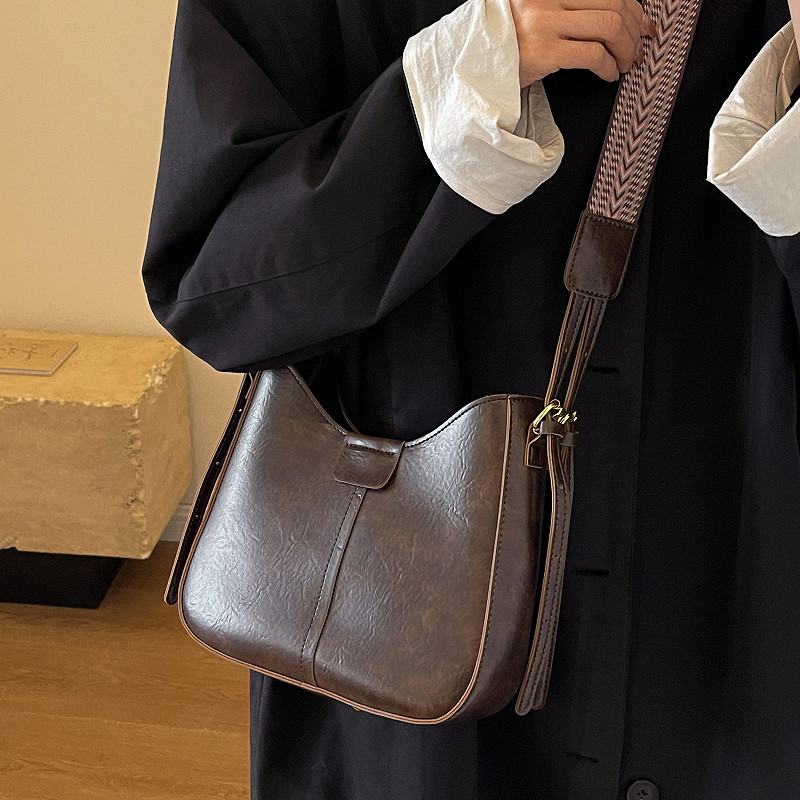 New Women's Bag Trendy High-End Fashion Crossbody Bag Retro This Year's Popular Wide Strap Shoulder Bucket Bag