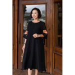 M COLLECTION | Váy Đầm Suông Nữ Trung Niên Tặng Mẹ Tơ 2 Lớp Xẻ Tà Cài Nút Bọc Tay Lỡ Thêu Hoa D12779 — ảnh 4