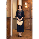 M COLLECTION | Váy Đầm Suông Xẻ Tà Nữ Trung Niên Tặng Mẹ Linen Thêu Hoa Thổ Cẩm Tay Lỡ Cổ Trụ D12933 — ảnh 6