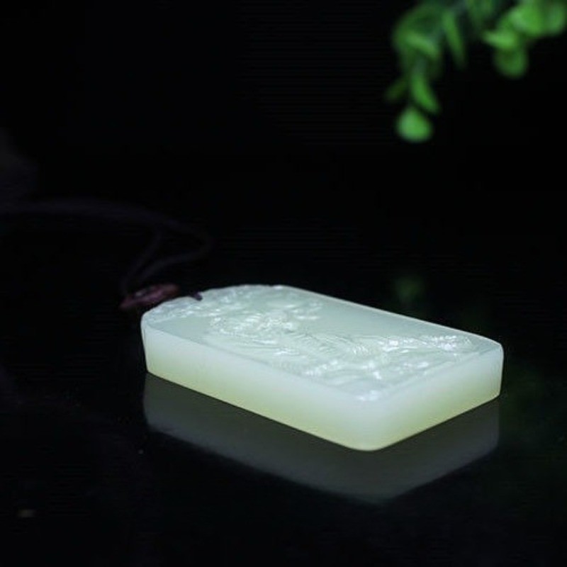 Mặt dây chuyền thiết kế hình hổ nam màu xanh trắng tự nhiên, phù hợp cho những chuyến leo núi