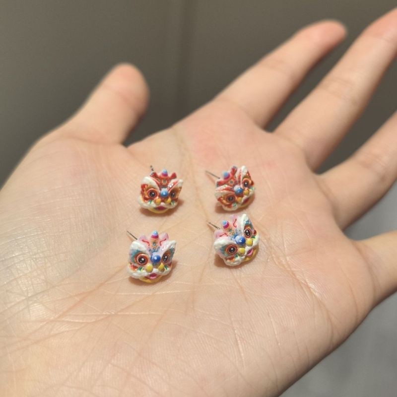 Bông tai đánh thức sư tử đỏ năm mới