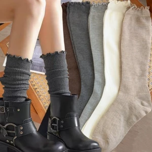 Tất polyester và cotton dày chống ẩm, thiết kế dáng rộng thoải mái suốt ngày