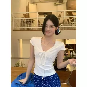 Áo thun ngắn tay có ren phong cách Pure Desire Mùa hè 2026 Phong cách mới Ren cổ chữ v Slim-Fit Hot Girl Hàn Quốc