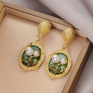Bông tai phong cách cổ điển retro Pháp với tranh sơn dầu và ngọc trai baroque, tạo nên vẻ sang trọng.