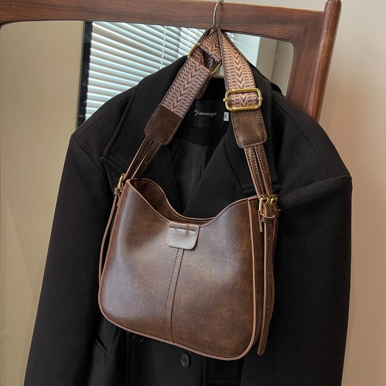 New Women's Bag Trendy High-End Fashion Crossbody Bag Retro This Year's Popular Wide Strap Shoulder Bucket Bag