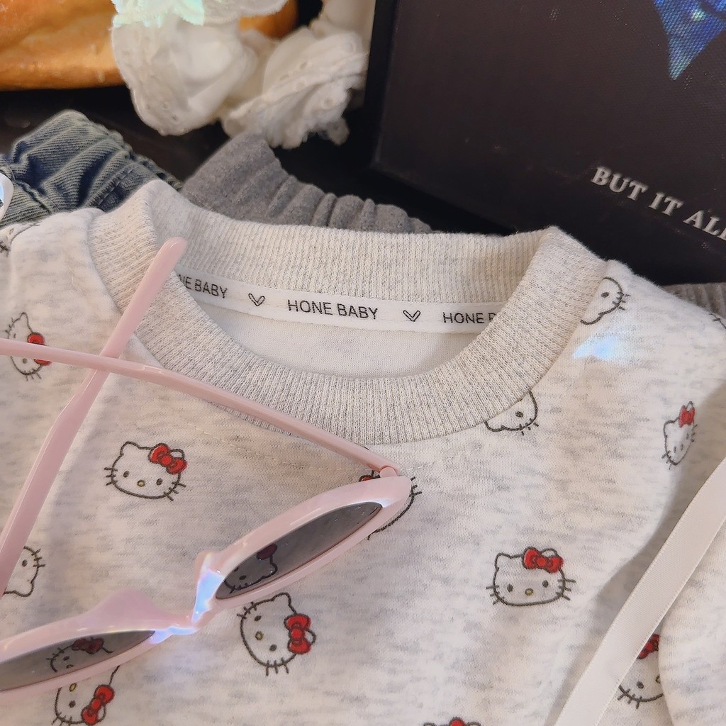 ​Bộ đồ hoạt hình cổ tròn hai mảnh in họa tiết KT cho bé gái Size 8O-150​ TLXE