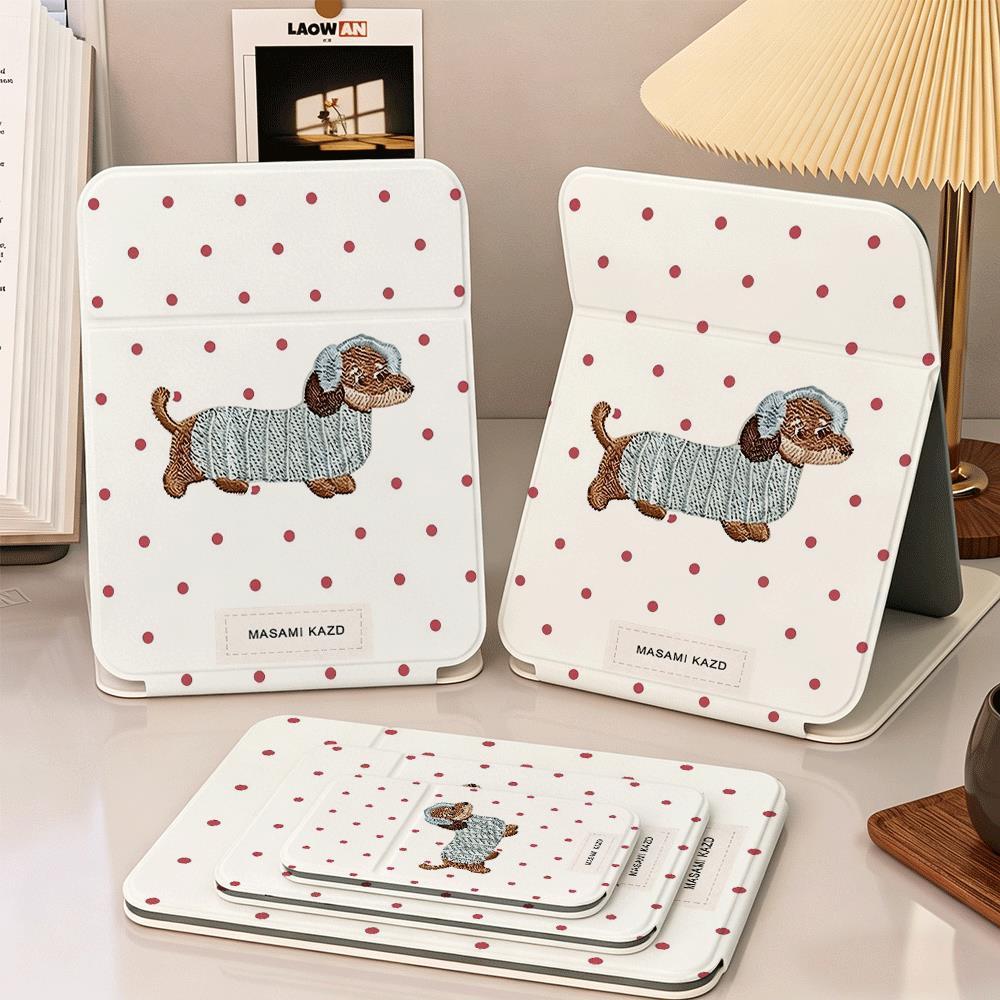 Gương gấp in chó xúc xích mặc áo len nền chấm bi, gương cầm tay mini tiện lợi bỏ túi