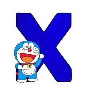 Doraemon móc khóa dành tă với hình Doraemon và chữ cái màu xanh nổi bật