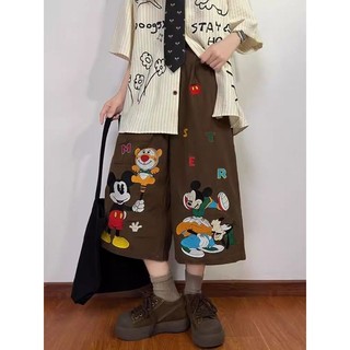 Quần short denim dáng thẳng rộng với họa tiết thêu Mickey