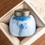 HŨ ĐỰNG TRÀ BẰNG SỨ TRẮNG HỌA TIẾT VẼ TAY HOA SEN XANH – NẮP HỢP KIM 2 LỚP KÍN KHÍT GIỮ TRỌN HƯƠNG TRÀ
