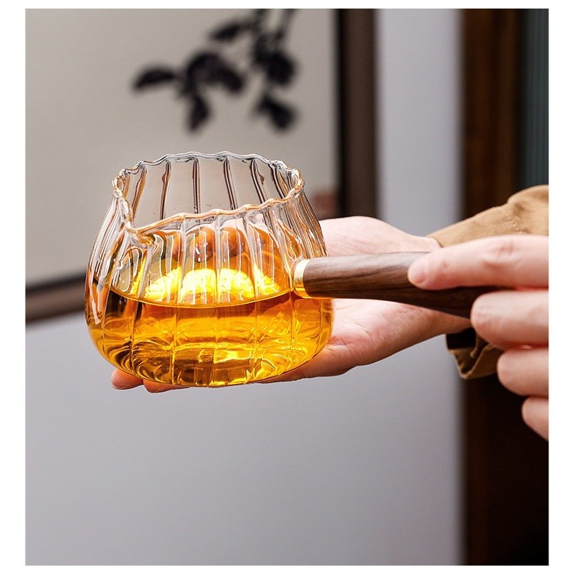 TỐNG TRÀ BẰNG THỦY TINH CHỊU NHIỆT CÓ TAY CẦM GỖ 400ML – PHỤ KIỆN TRÀ ĐẠO CAO CẤP