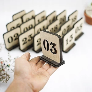 Bảng số để bàn 2 mặt đánh số thứ tự bàn bằng gỗ để bàn thiết kế chân đế lắp ghép theo yêu cầu