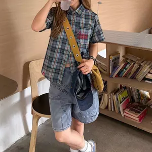 Mùa hè 2026 Phong cách Retro Mỹ Preppy Phong cách thêu màu tương phản cổ áo polo kẻ sọc dáng rộng Áo sơ mi ngắn tay hàng đầu