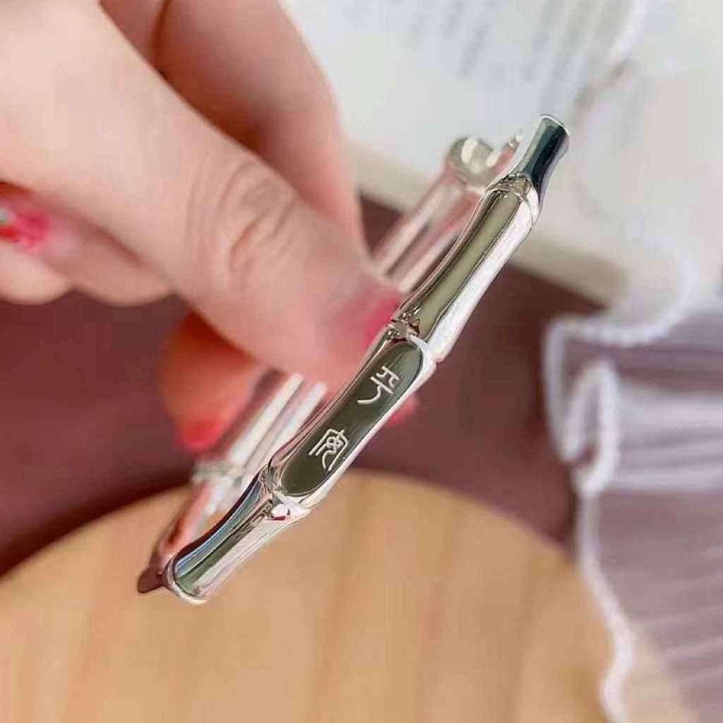 Vòng tay mạ bạc 999 được đánh bóng chắc chắn