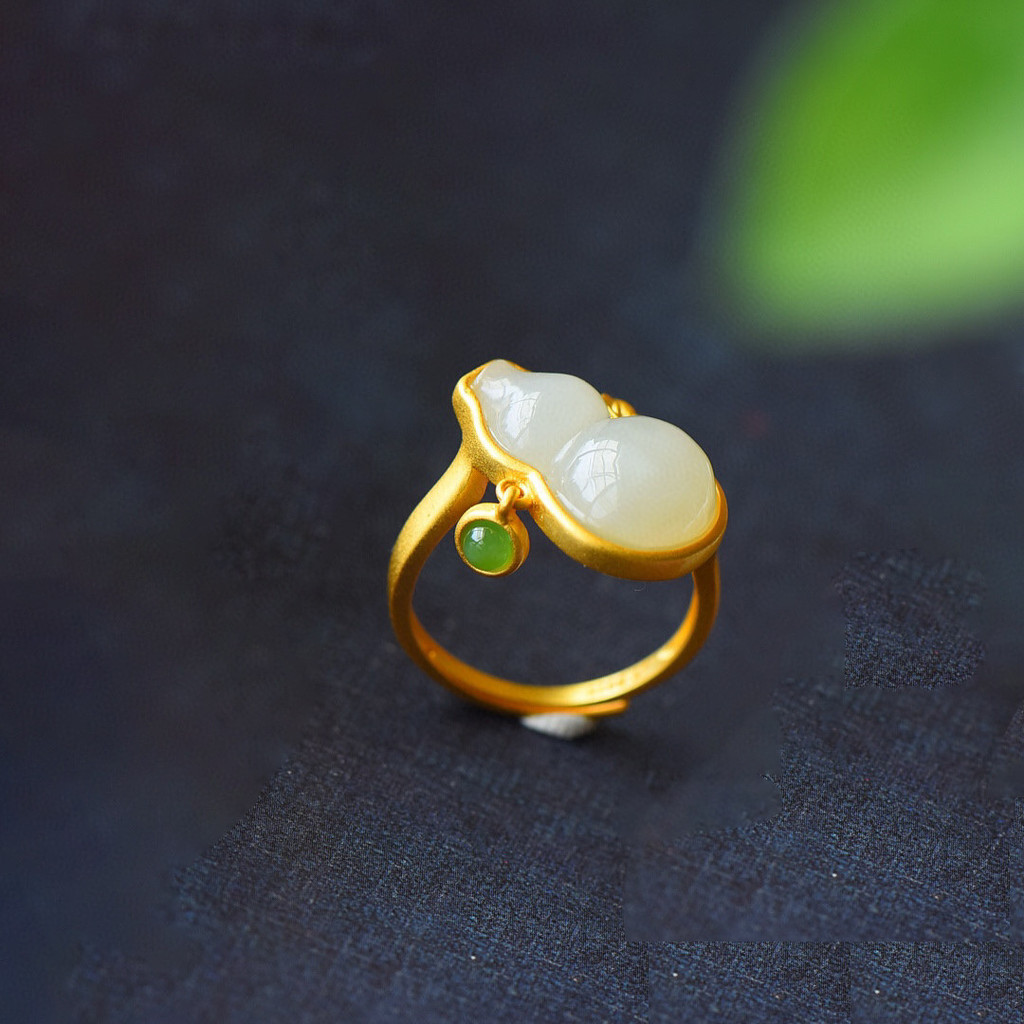 Nhẫn bầu ngọc bích trắng thời trang và tinh tế