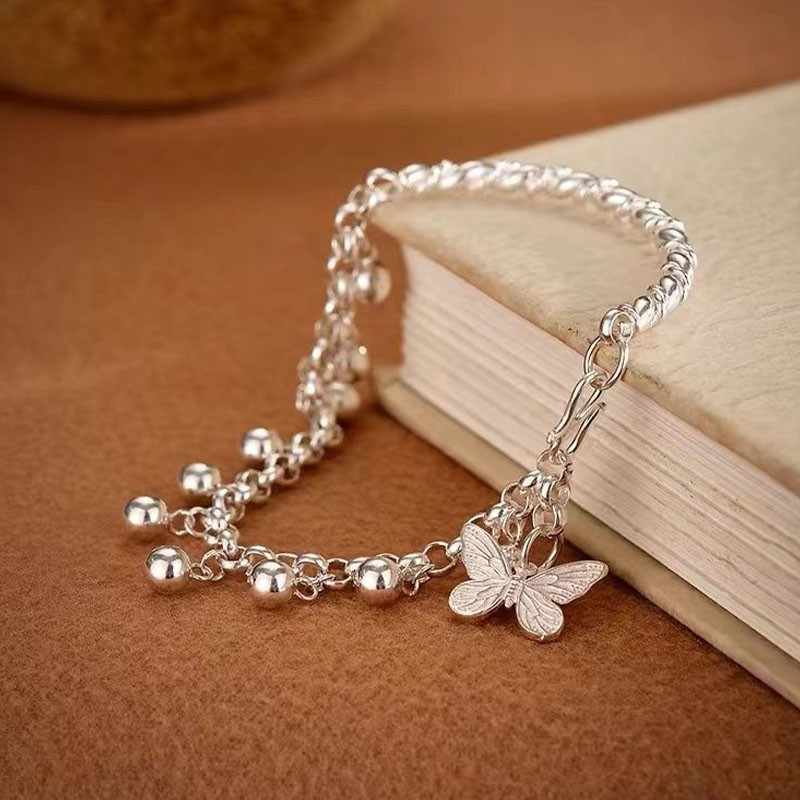 Vòng tay thời trang bướm kết hợp với mặt dây chuyền, trang sức tinh tế.