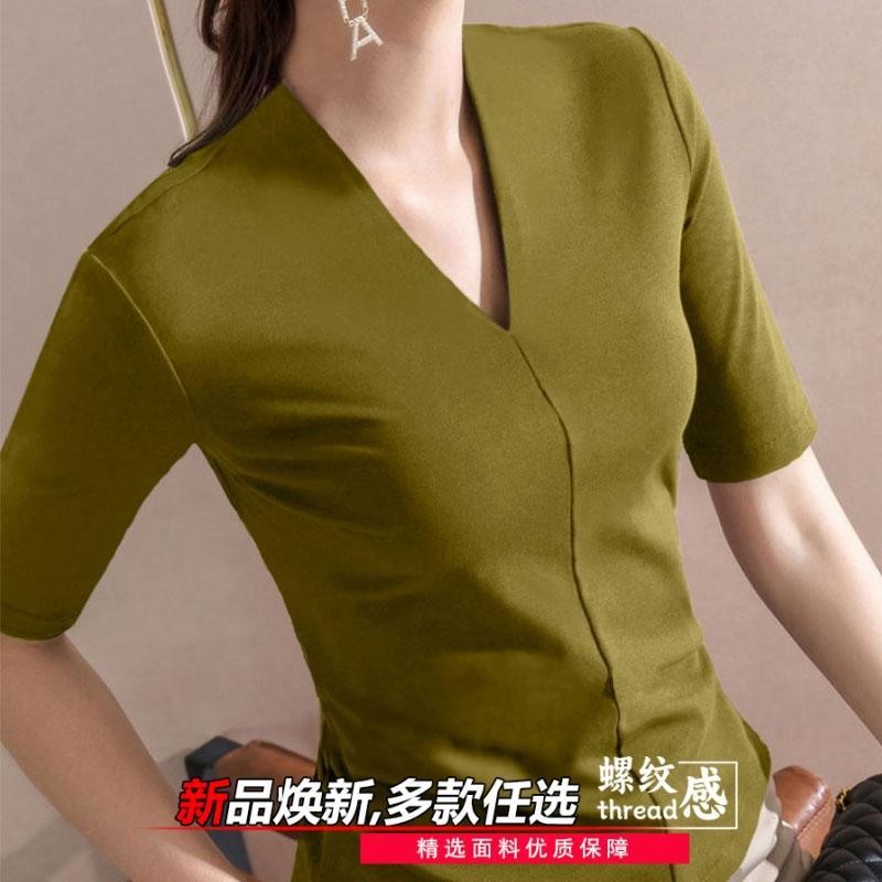 Áo thun nữ cổ chữ V, tay ngắn ôm vừa vặn, thiết kế đơn giản phù hợp mùa xuân hè