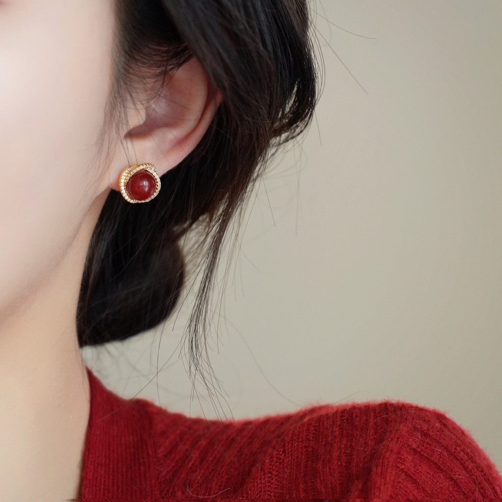 Bông tai mã não đỏ sang trọng và tinh tế