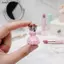 SRVN 1 Bộ Mô Phỏng Thu Nhỏ Nhà Búp Bê Tỉ Lệ 1 / 12 Váy Khiêu Vũ Thực Tế Và Mô Hình Bàn Chải Trang Điểm Cho DIY Trang Trí.