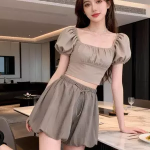 Bộ hai mảnh tinh khiết Ham muốn tinh tế Phong cách Hàn Quốc Kaki Cổ vuông tay phồng Áo ngắn + Quần Short Bud phồng dây rút eo cao