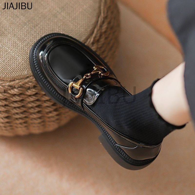 Size 35-43 Giày Lười Đế Dày Mũi Tròn Chống Trượt Kiểu Dáng Sinh Viên Anh Quốc Khóa Kim Loại Thông Thường Cỡ Lớn Màu Đen Dành Cho Nữ 42 Korean Fashion Retro Lolita Matte/glossy Platform Mary Jane Small Leather Shoes Giày Bệt Cosplay Đồng Phục JK Nhật Bản