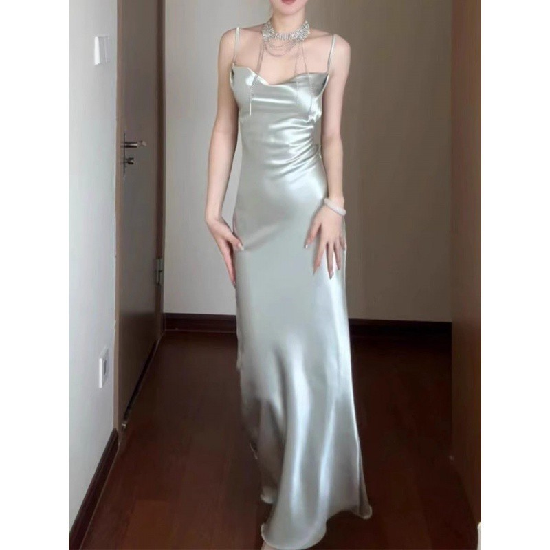 Váy satin sling phong cách hot girl năm 2024, dáng ôm body
