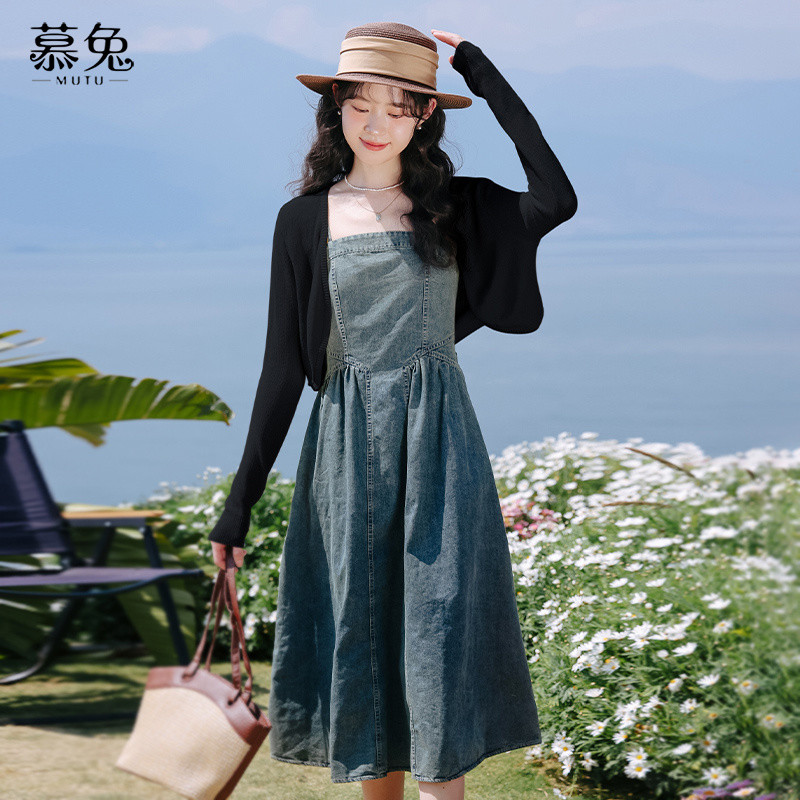 Mutu Mỏng Phong Cách Dệt Kim Cardigan Sling Đầm Hai Mảnh Nữ Mùa Xuân 2026 Phong Cách Mới Pháp Retro Đầm Denim