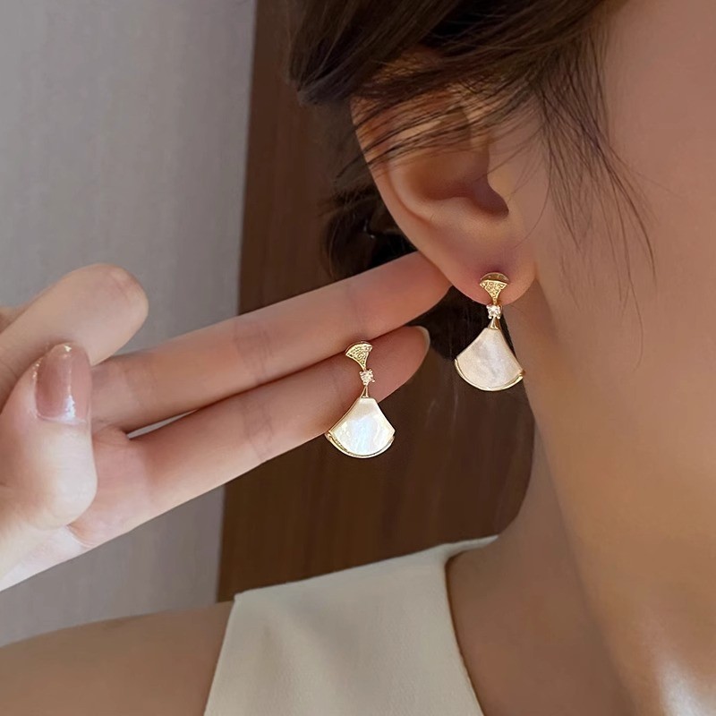 Bông tai vỏ hình quạt bạc S925 có cảm giác cao cấp