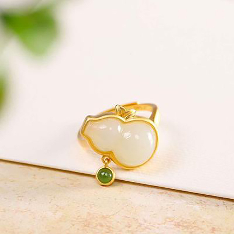 Nhẫn bầu ngọc bích trắng thời trang và tinh tế