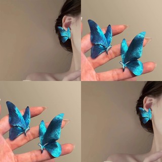 Đôi bông tai hình bướm sơn kim bạc, phù hợp với vẻ đẹp cổ tích, sang trọng mà thanh lịch