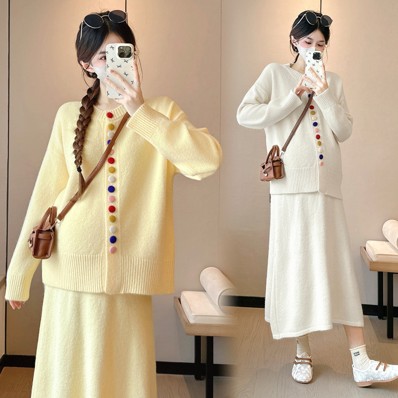 Bộ đồ bà bầu thu đông gồm áo len dệt kim màu sắc thời trang và váy hai mảnh
