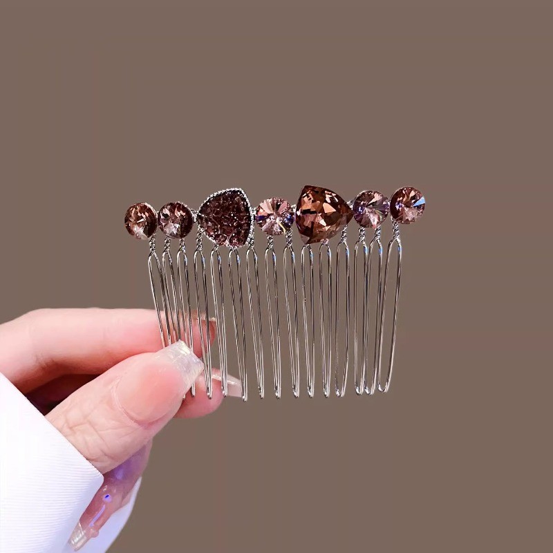 Kẹp tóc pha lê tinh tế, phù hợp tạo kiểu tóc hiện đại