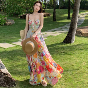 Váy dây đeo lưng lệch vai hoa đầy màu sắc có eo cinched và viền lớn, váy dài phong cách kỳ nghỉ bên bờ biển
