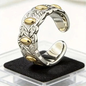 Nhẫn "Bảy Gạo" VN là trang sức truyền thống Trung Quốc, tượng trưng cho hình dạng thịnh vượng và may mắn, chi tiết trang trí của nó được thực hiện như hạt lúa mì và cành cây.