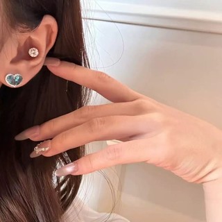 Bông tai nữ phong cách châu Âu-Mỹ với thiết kế trái tim xanh đính kim cương